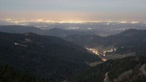 Dieses Bild zeigt eine Webcam-Aufnahme vom Achertal, aufgenommen am Dienstag, den 03.03.2026 um 23:00 Uhr. Die Temperatur betrug 5.7°C.