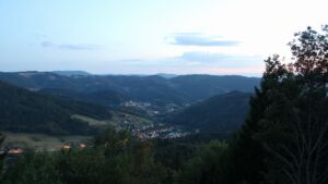 Dieses Bild zeigt eine Webcam-Aufnahme vom Achertal, aufgenommen am Samstag, den 22.08.2026 um 21:00 Uhr. Die Temperatur betrug 15.1°C.