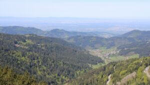 Dieses Bild zeigt eine Webcam-Aufnahme vom Achertal, aufgenommen am Montag, den 27.04.2026 um 11:00 Uhr. Die Temperatur betrug 15.5°C.