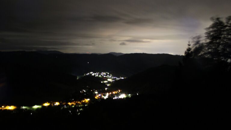 Dieses Bild zeigt eine Webcam-Aufnahme vom Achertal, aufgenommen am Donnerstag, den 08.10.2026 um 02:30 Uhr. Die Temperatur betrug 13.7°C.