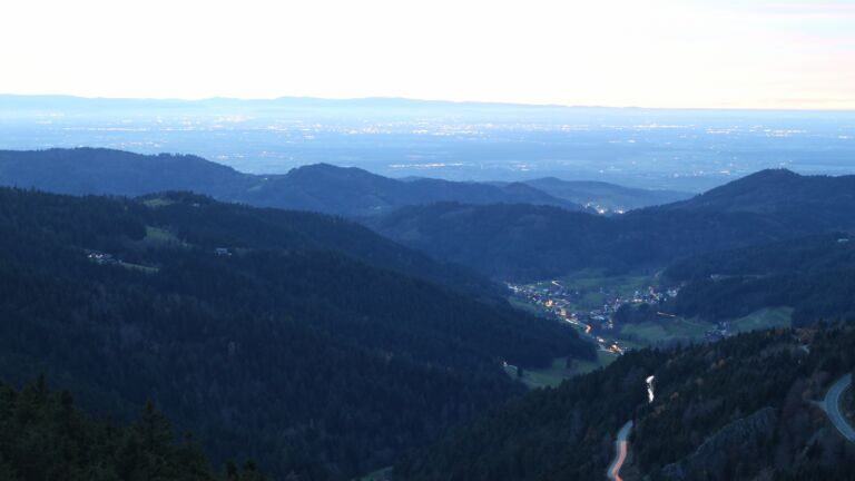 Dieses Bild zeigt eine Webcam-Aufnahme vom Achertal, aufgenommen am Mittwoch, den 12.11.2025 um 17:20 Uhr. Die Temperatur betrug 12.1°C.