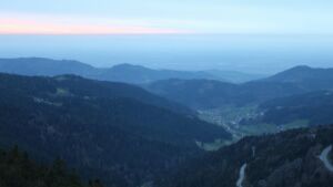 Dieses Bild zeigt eine Webcam-Aufnahme vom Achertal, aufgenommen am Freitag, den 10.04.2026 um 20:20 Uhr. Die Temperatur betrug 6.4°C.