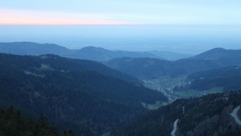 Dieses Bild zeigt eine Webcam-Aufnahme vom Achertal, aufgenommen am Freitag, den 10.04.2026 um 20:20 Uhr. Die Temperatur betrug 6.4°C.