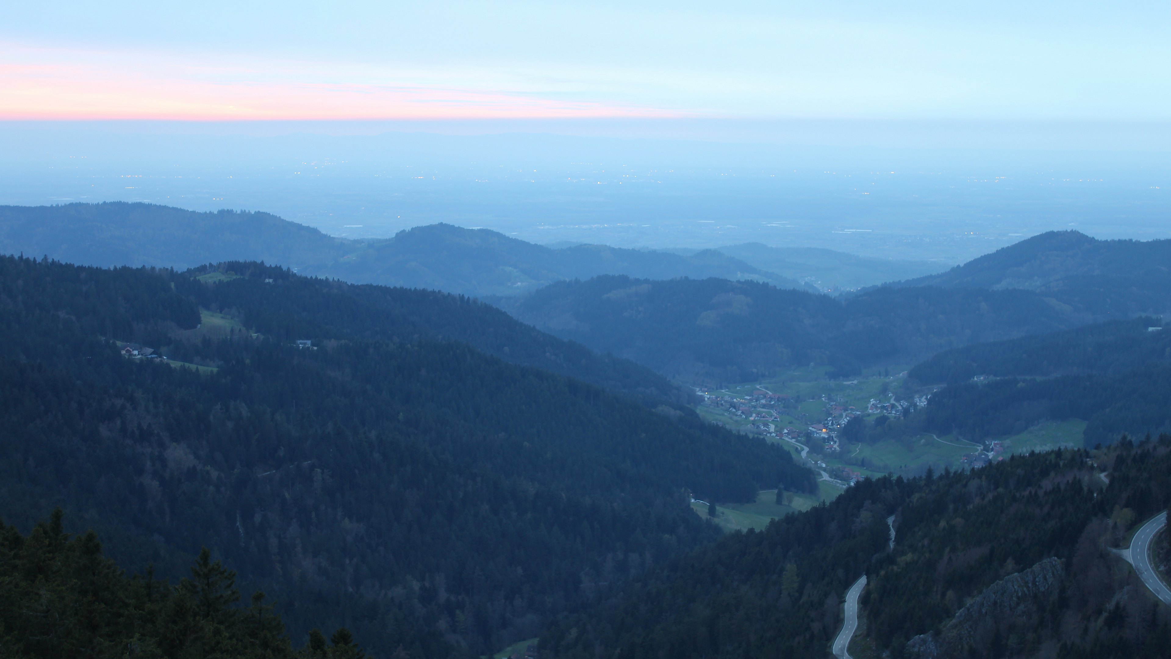 Dieses Bild zeigt eine Webcam-Aufnahme vom Achertal, aufgenommen am Freitag, den 10.04.2026 um 20:20 Uhr. Die Temperatur betrug 6.4°C.