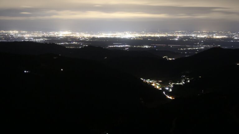 Dieses Bild zeigt eine Webcam-Aufnahme vom Achertal, aufgenommen am Freitag, den 13.03.2026 um 21:30 Uhr. Die Temperatur betrug 7.6°C.