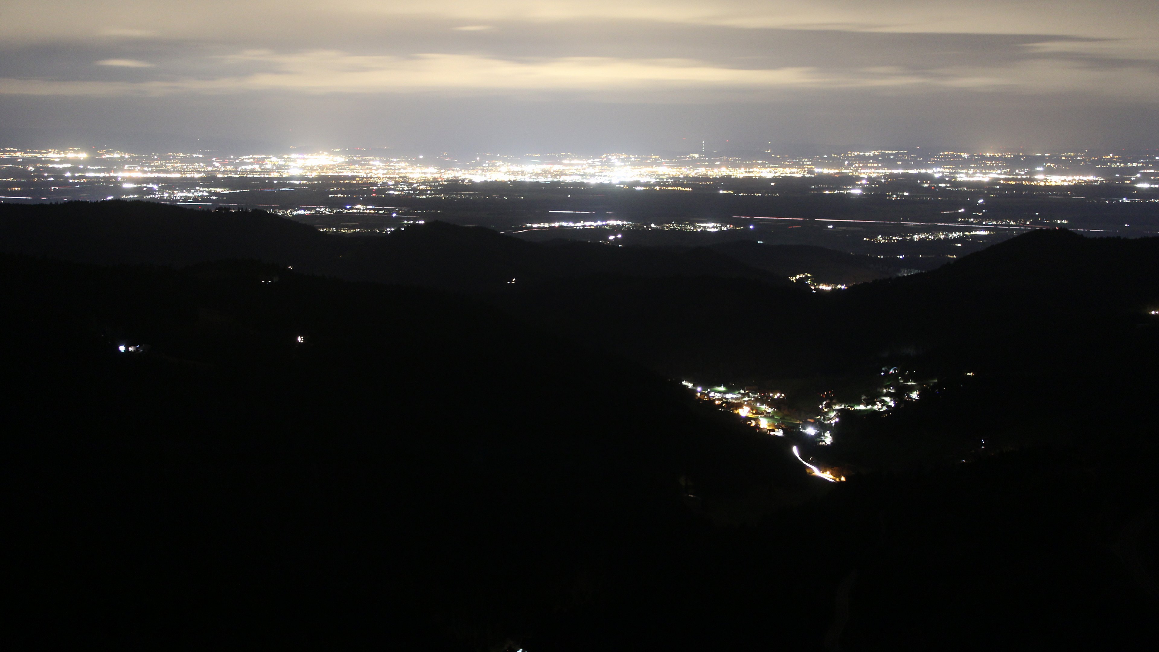 Dieses Bild zeigt eine Webcam-Aufnahme vom Achertal, aufgenommen am Freitag, den 13.03.2026 um 21:30 Uhr. Die Temperatur betrug 7.6°C.