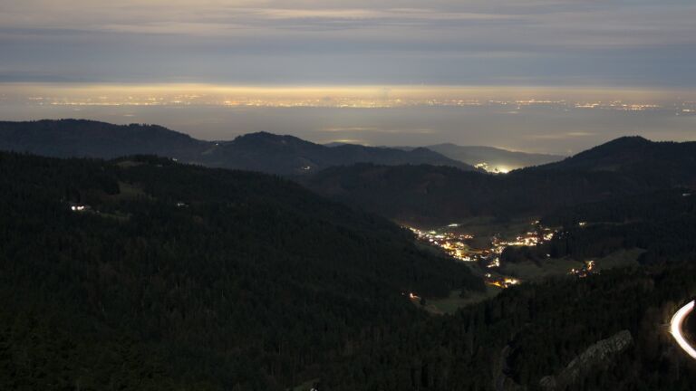 Dieses Bild zeigt eine Webcam-Aufnahme vom Achertal, aufgenommen am Mittwoch, den 03.12.2025 um 18:10 Uhr. Die Temperatur betrug 5.5°C.