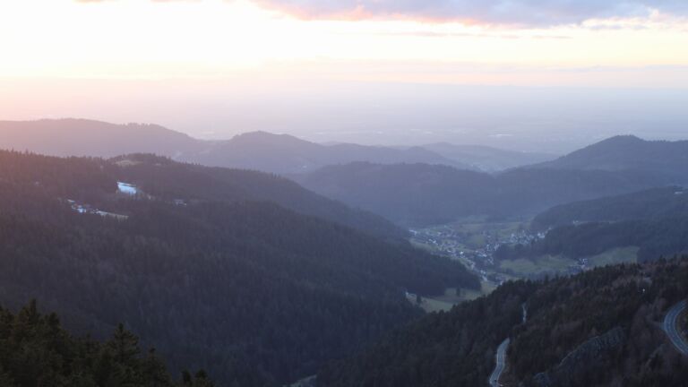 Dieses Bild zeigt eine Webcam-Aufnahme vom Achertal, aufgenommen am Samstag, den 07.02.2026 um 17:30 Uhr. Die Temperatur betrug 5.3°C.