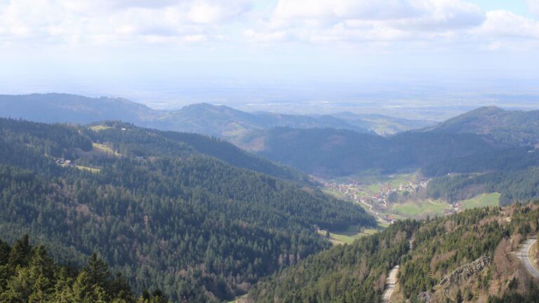 Dieses Bild zeigt eine Webcam-Aufnahme vom Achertal, aufgenommen am Donnerstag, den 12.03.2026 um 13:20 Uhr. Die Temperatur betrug 6°C.