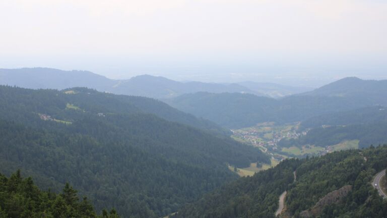 Dieses Bild zeigt eine Webcam-Aufnahme vom Achertal, aufgenommen am Dienstag, den 15.07.2025 um 16:50 Uhr. Die Temperatur betrug 16.1°C.