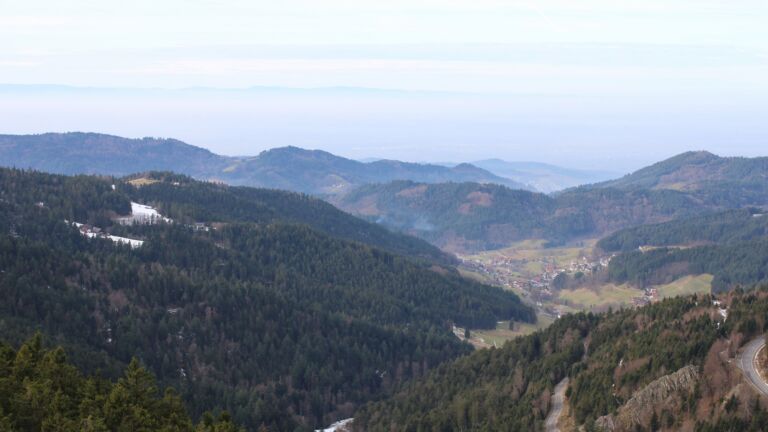 Dieses Bild zeigt eine Webcam-Aufnahme vom Achertal, aufgenommen am Samstag, den 17.01.2026 um 12:10 Uhr. Die Temperatur betrug 7.4°C.