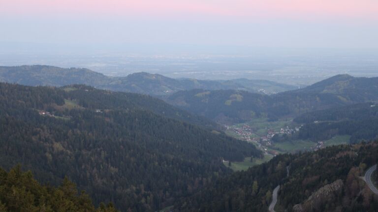 Dieses Bild zeigt eine Webcam-Aufnahme vom Achertal, aufgenommen am Freitag, den 17.04.2026 um 06:30 Uhr. Die Temperatur betrug 9.6°C.