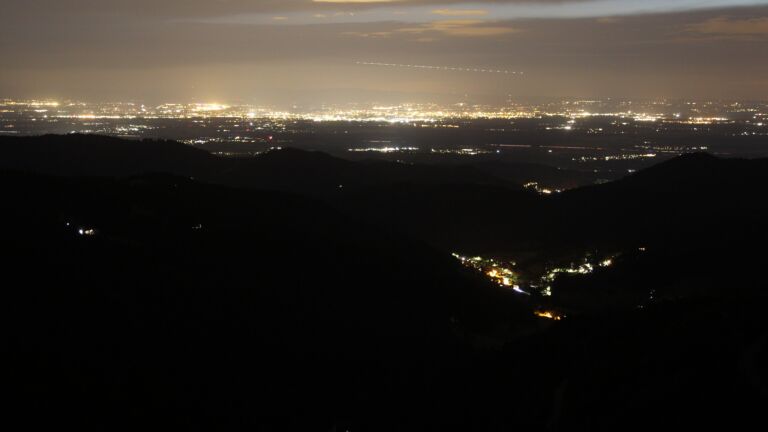 Dieses Bild zeigt eine Webcam-Aufnahme vom Achertal, aufgenommen am Mittwoch, den 23.07.2025 um 22:50 Uhr. Die Temperatur betrug 15.3°C.