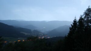 Dieses Bild zeigt eine Webcam-Aufnahme vom Achertal, aufgenommen am Freitag, den 19.06.2026 um 21:50 Uhr. Die Temperatur betrug 17.5°C.