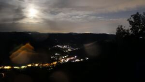 Dieses Bild zeigt eine Webcam-Aufnahme vom Achertal, aufgenommen am Freitag, den 21.08.2026 um 22:10 Uhr. Die Temperatur betrug 11°C.