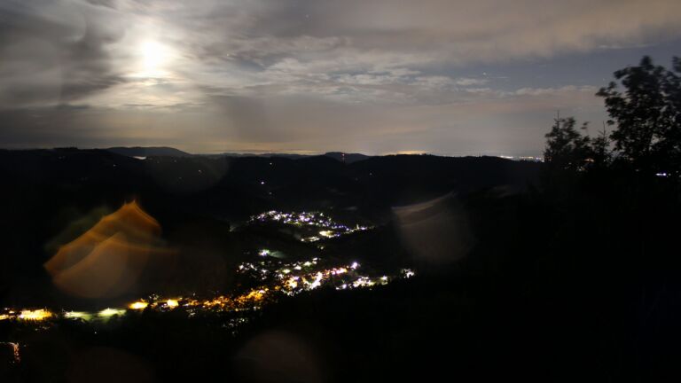 Dieses Bild zeigt eine Webcam-Aufnahme vom Achertal, aufgenommen am Freitag, den 21.08.2026 um 22:10 Uhr. Die Temperatur betrug 11°C.