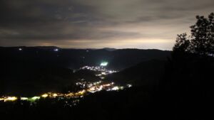 Dieses Bild zeigt eine Webcam-Aufnahme vom Achertal, aufgenommen am Freitag, den 16.10.2026 um 22:30 Uhr. Die Temperatur betrug 15.8°C.