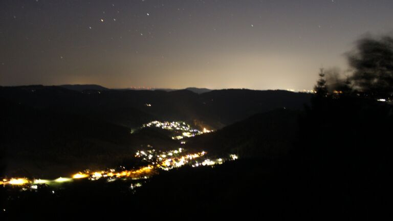 Dieses Bild zeigt eine Webcam-Aufnahme vom Achertal, aufgenommen am Dienstag, den 11.08.2026 um 22:30 Uhr. Die Temperatur betrug 22.2°C.