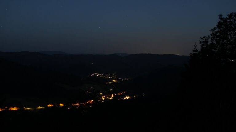 Dieses Bild zeigt eine Webcam-Aufnahme vom Achertal, aufgenommen am Mittwoch, den 27.05.2026 um 04:20 Uhr. Die Temperatur betrug 21.8°C.
