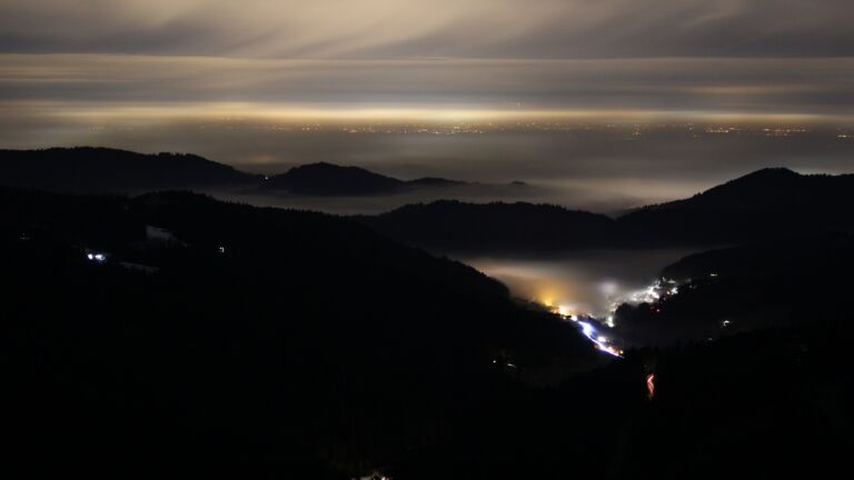 Dieses Bild zeigt eine Webcam-Aufnahme vom Achertal, aufgenommen am Freitag, den 23.01.2026 um 22:00 Uhr. Die Temperatur betrug 3.2°C.