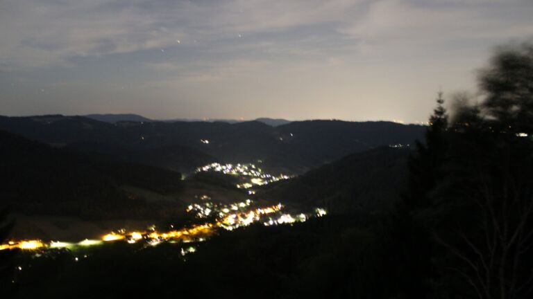Dieses Bild zeigt eine Webcam-Aufnahme vom Achertal, aufgenommen am Samstag, den 01.08.2026 um 23:30 Uhr. Die Temperatur betrug 20°C.