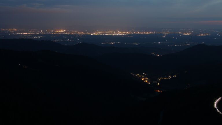 Dieses Bild zeigt eine Webcam-Aufnahme vom Achertal, aufgenommen am Montag, den 26.05.2025 um 22:20 Uhr. Die Temperatur betrug 8.8°C.