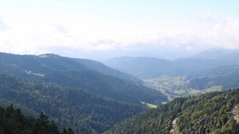 Dieses Bild zeigt eine Webcam-Aufnahme vom Achertal, aufgenommen am Sonntag, den 28.09.2025 um 15:30 Uhr. Die Temperatur betrug 12°C.
