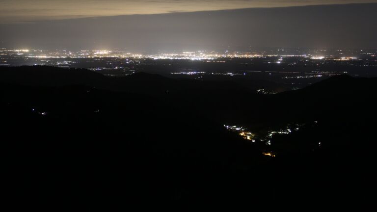 Dieses Bild zeigt eine Webcam-Aufnahme vom Achertal, aufgenommen am Samstag, den 24.05.2025 um 00:30 Uhr. Die Temperatur betrug 5.1°C.