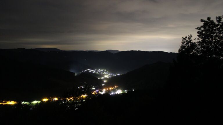 Dieses Bild zeigt eine Webcam-Aufnahme vom Achertal, aufgenommen am Montag, den 05.10.2026 um 01:30 Uhr. Die Temperatur betrug 15.3°C.