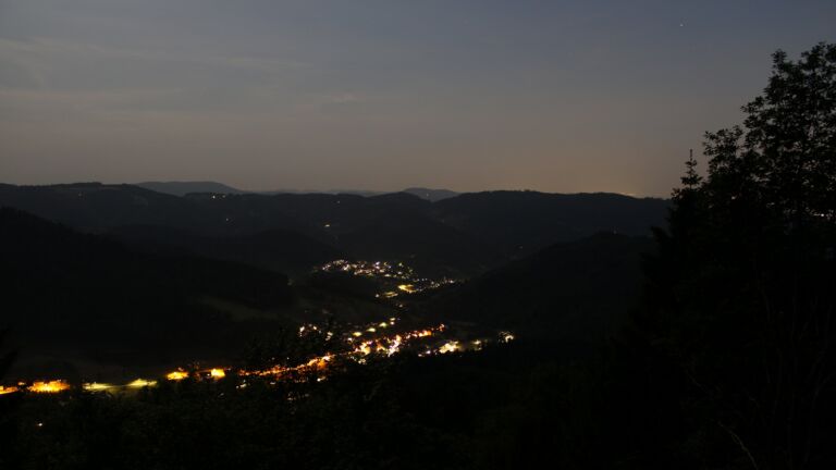 Dieses Bild zeigt eine Webcam-Aufnahme vom Achertal, aufgenommen am Dienstag, den 26.05.2026 um 22:40 Uhr. Die Temperatur betrug 23.9°C.