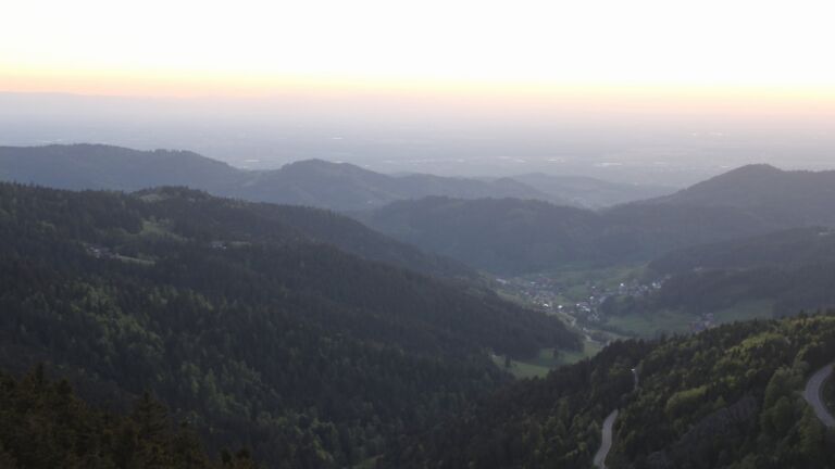 Dieses Bild zeigt eine Webcam-Aufnahme vom Achertal, aufgenommen am Donnerstag, den 30.04.2026 um 20:50 Uhr. Die Temperatur betrug 8.3°C.