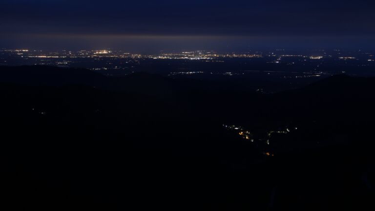 Dieses Bild zeigt eine Webcam-Aufnahme vom Achertal, aufgenommen am Mittwoch, den 28.05.2025 um 04:40 Uhr. Die Temperatur betrug 9.1°C.