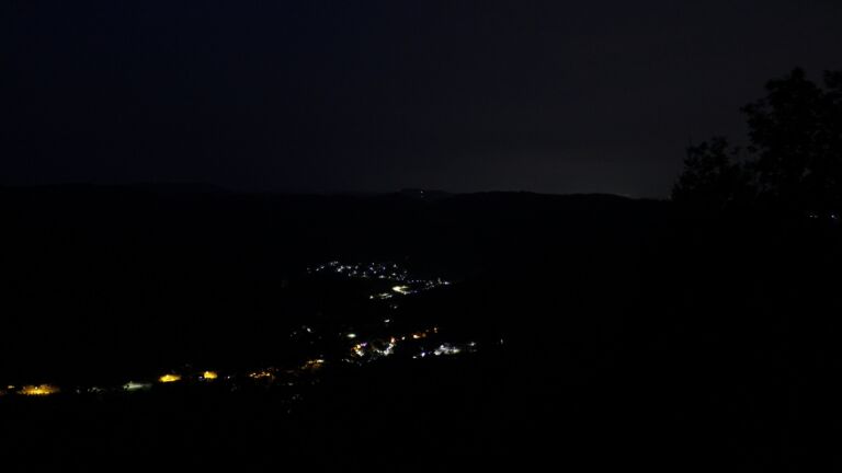 Dieses Bild zeigt eine Webcam-Aufnahme vom Achertal, aufgenommen am Sonntag, den 16.08.2026 um 05:10 Uhr. Die Temperatur betrug 23.1°C.