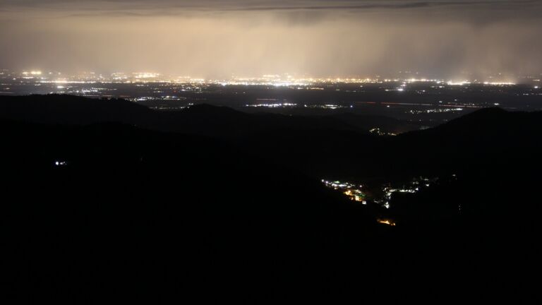 Dieses Bild zeigt eine Webcam-Aufnahme vom Achertal, aufgenommen am Freitag, den 10.04.2026 um 03:30 Uhr. Die Temperatur betrug 11.3°C.