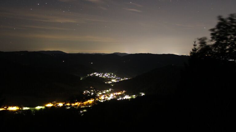 Dieses Bild zeigt eine Webcam-Aufnahme vom Achertal, aufgenommen am Sonntag, den 19.07.2026 um 23:30 Uhr. Die Temperatur betrug 15.3°C.