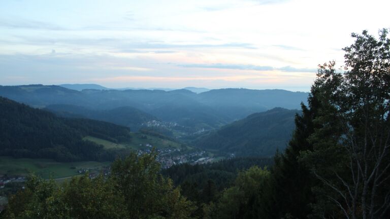 Dieses Bild zeigt eine Webcam-Aufnahme vom Achertal, aufgenommen am Samstag, den 03.10.2026 um 19:10 Uhr. Die Temperatur betrug 17.9°C.