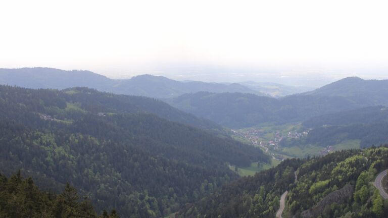 Dieses Bild zeigt eine Webcam-Aufnahme vom Achertal, aufgenommen am Freitag, den 02.05.2025 um 18:20 Uhr. Die Temperatur betrug 20.1°C.