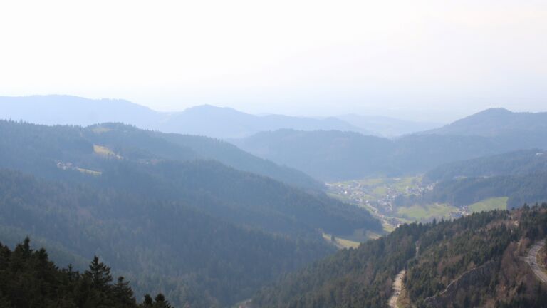 Dieses Bild zeigt eine Webcam-Aufnahme vom Achertal, aufgenommen am Montag, den 23.03.2026 um 16:10 Uhr. Die Temperatur betrug 8.4°C.