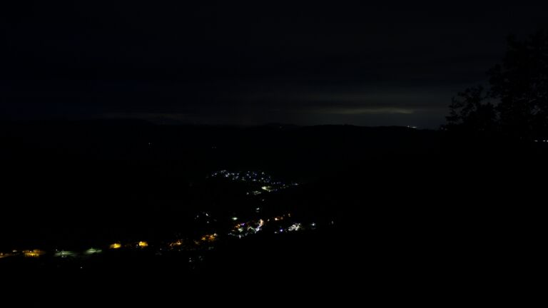 Dieses Bild zeigt eine Webcam-Aufnahme vom Achertal, aufgenommen am Montag, den 01.06.2026 um 04:10 Uhr. Die Temperatur betrug 12.1°C.