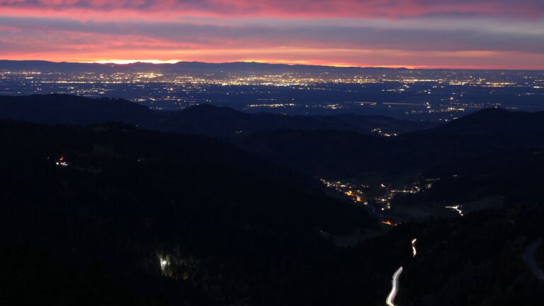 Dieses Bild zeigt eine Webcam-Aufnahme vom Achertal, aufgenommen am Freitag, den 31.10.2025 um 17:50 Uhr. Die Temperatur betrug 10.4°C.