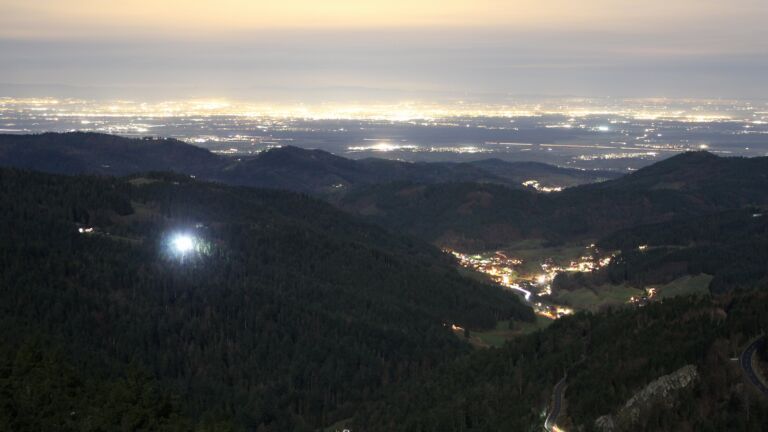 Dieses Bild zeigt eine Webcam-Aufnahme vom Achertal, aufgenommen am Dienstag, den 02.12.2025 um 17:50 Uhr. Die Temperatur betrug 4.6°C.