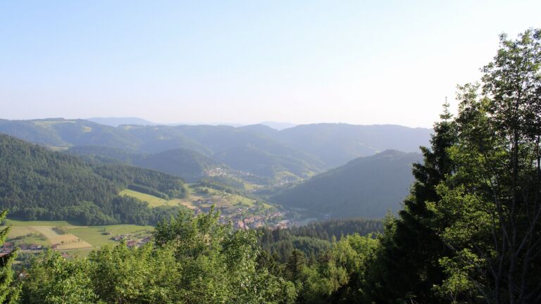 Dieses Bild zeigt eine Webcam-Aufnahme vom Achertal, aufgenommen am Mittwoch, den 27.05.2026 um 19:10 Uhr. Die Temperatur betrug 28.4°C.