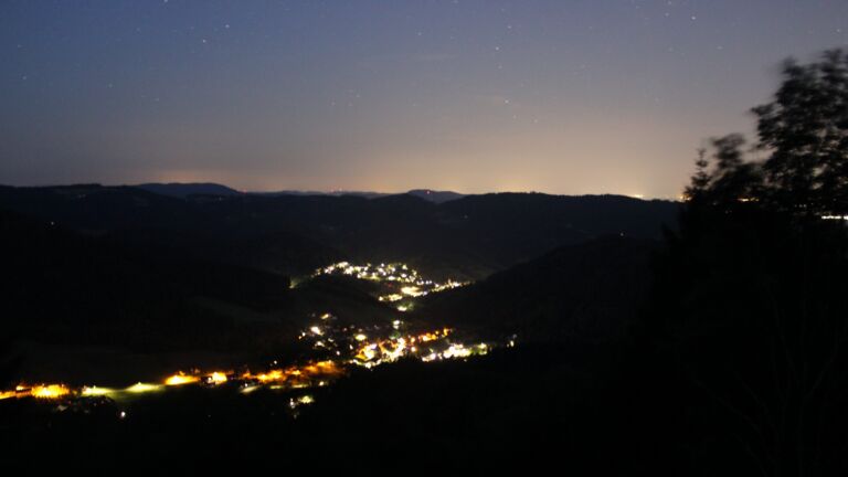 Dieses Bild zeigt eine Webcam-Aufnahme vom Achertal, aufgenommen am Dienstag, den 21.07.2026 um 04:10 Uhr. Die Temperatur betrug 11.6°C.