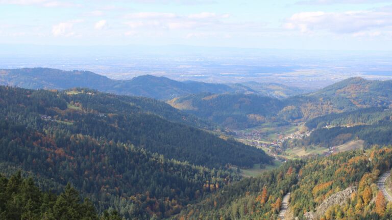 Dieses Bild zeigt eine Webcam-Aufnahme vom Achertal, aufgenommen am Samstag, den 18.10.2025 um 12:50 Uhr. Die Temperatur betrug 7.6°C.