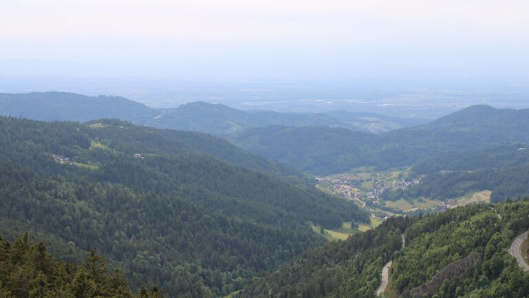 Dieses Bild zeigt eine Webcam-Aufnahme vom Achertal, aufgenommen am Samstag, den 24.05.2025 um 17:30 Uhr. Die Temperatur betrug 10.4°C.