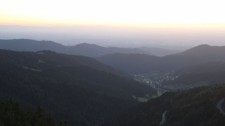 Dieses Bild zeigt eine Webcam-Aufnahme vom Achertal, aufgenommen am Donnerstag, den 07.08.2025 um 21:20 Uhr. Die Temperatur betrug 18.4°C.