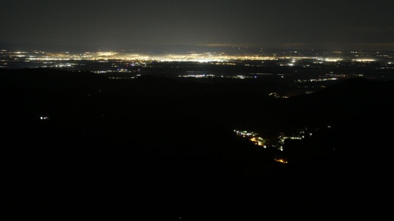 Dieses Bild zeigt eine Webcam-Aufnahme vom Achertal, aufgenommen am Sonntag, den 16.11.2025 um 02:30 Uhr. Die Temperatur betrug 7.7°C.