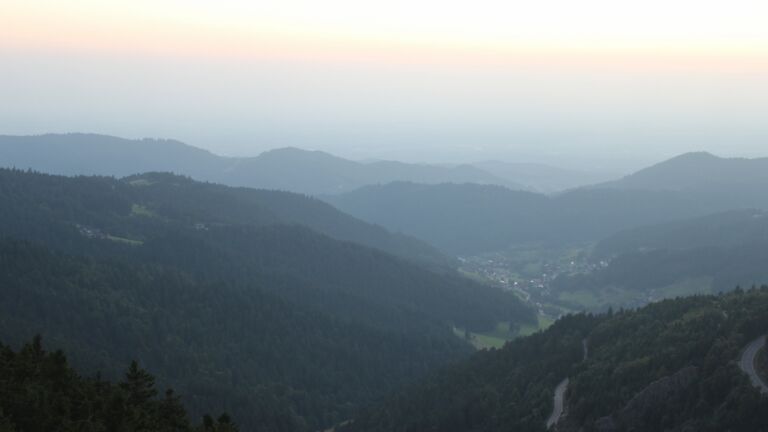 Dieses Bild zeigt eine Webcam-Aufnahme vom Achertal, aufgenommen am Montag, den 11.08.2025 um 21:00 Uhr. Die Temperatur betrug 20°C.