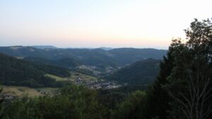 Dieses Bild zeigt eine Webcam-Aufnahme vom Achertal, aufgenommen am Donnerstag, den 13.08.2026 um 21:00 Uhr. Die Temperatur betrug 27.5°C.