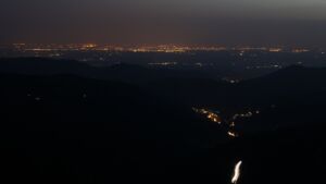 Dieses Bild zeigt eine Webcam-Aufnahme vom Achertal, aufgenommen am Freitag, den 13.06.2025 um 22:50 Uhr. Die Temperatur betrug 20.9°C.